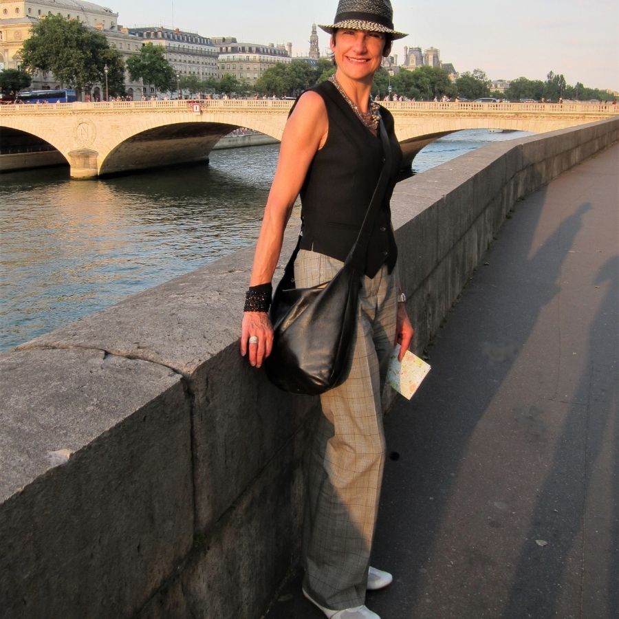 broekpak vrouwen - elegante combinatie gilet en broek voor een citytrip Parijs