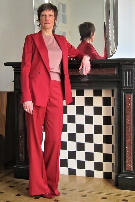 maatpak vrouwen - met brede broekspijp, overcrossed, in rode fijne wollen stof van Scabal