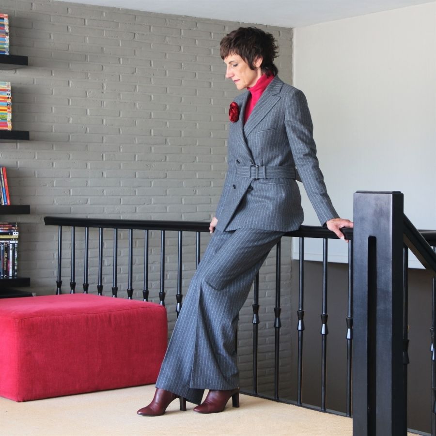 maatpak vrouwen - tweedelig grijs krijtstreep flannel maatpak met stoffen ceintuur en brede broek