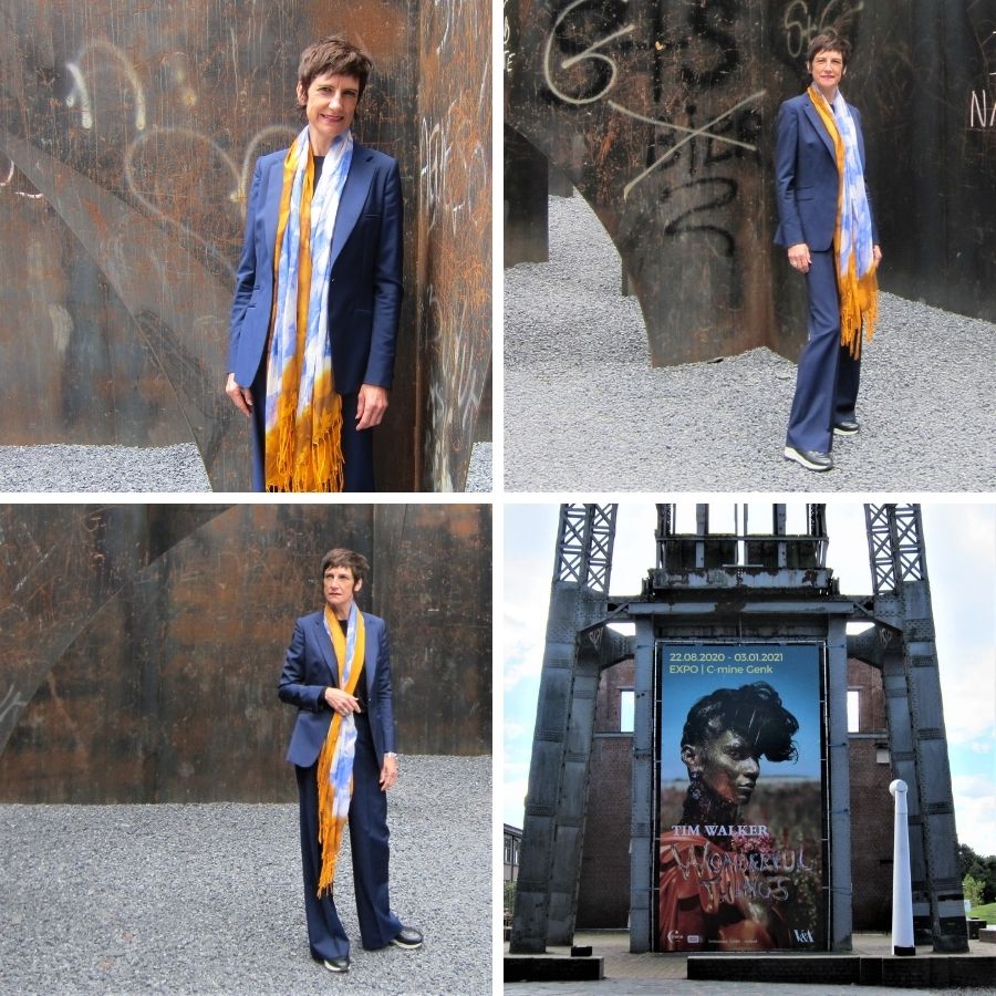 maatpak dames - tweedelig helblauw zomerpak met fijne wollen sjaal in oranje met zachtblauwe tonen