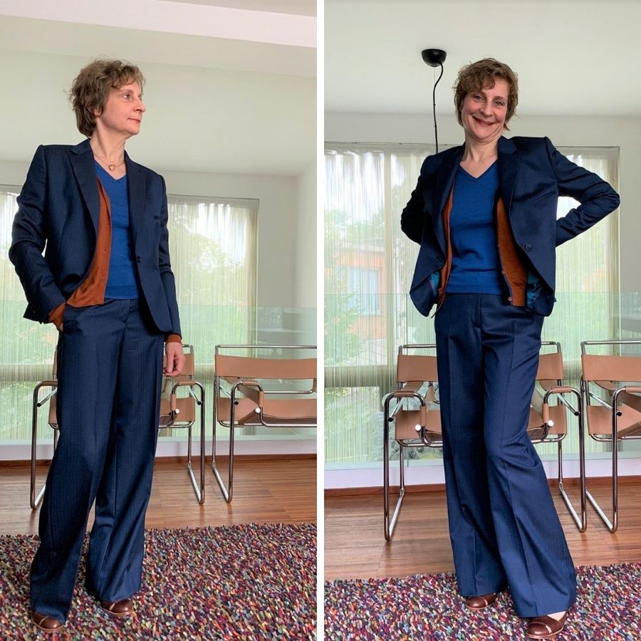 maatpak dames - klant draagt tweedelig middenblauw fijne wollen pak met visgraatmotief - korte vest en brede broek