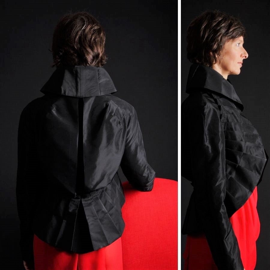 maatpak vrouwen - korte zwarte vest volgens exclusief architecturaal ontwerp - 2 banden met plooien vormen de structuur