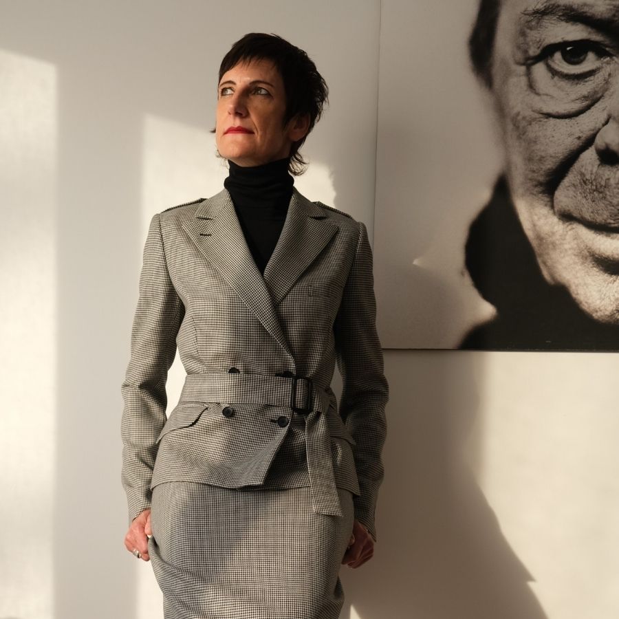 maatpak dames - tailleur in zware wol in wit-zwart pied-de-poule motief - vest met overcrossed sluiting en ceintuur, lange kokerrok