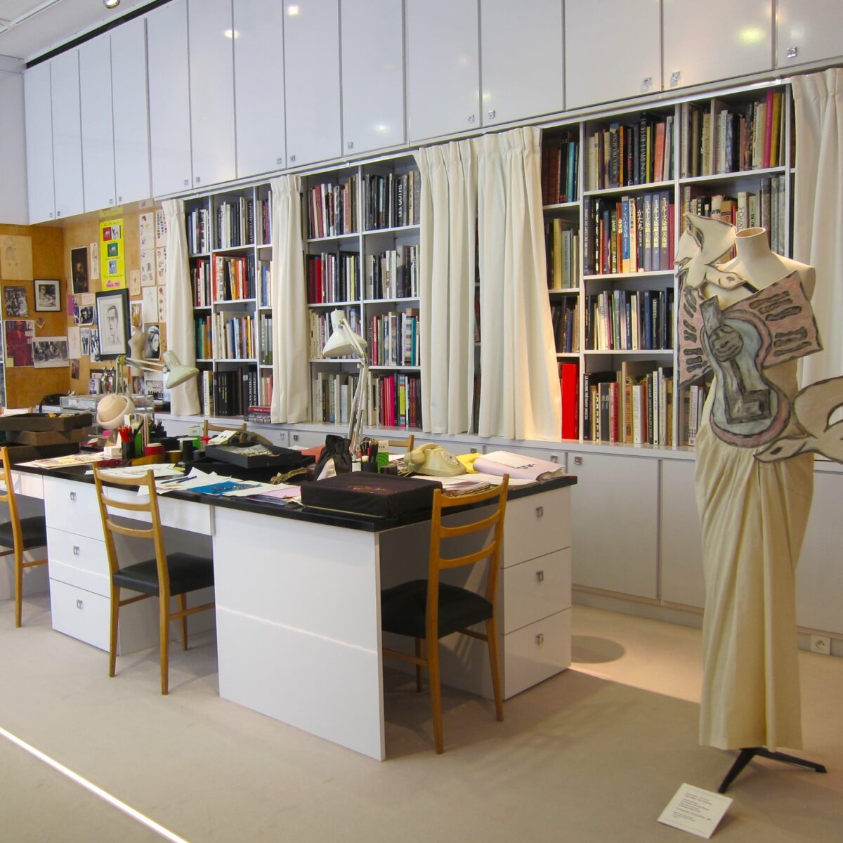 Musée Yves Saint Laurent in Parijs - atelier van de grootmeester