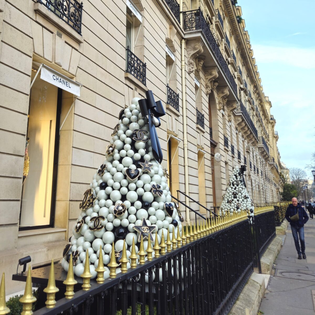 Chanel in Parijs op de dure Avenue Montaigne met in de etalages vele broekpakken gezien