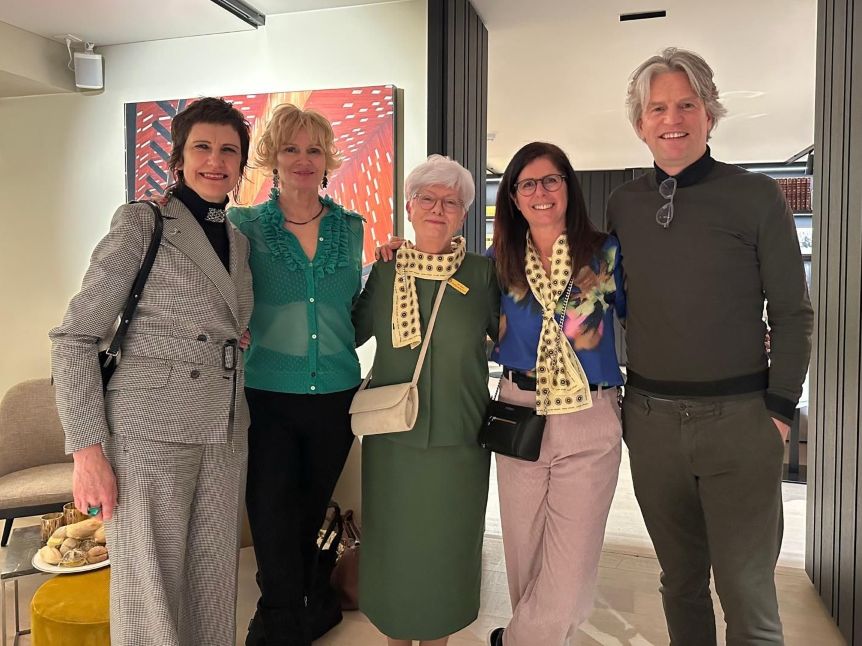 groepsfoto bij netwerkavond Inner Wheel Gent met als gastvrouw, schrijfster en actrice Pascale Platel. Ikzelf draag een tweedelig zwart-wit pied-de-poule damespak op maat.