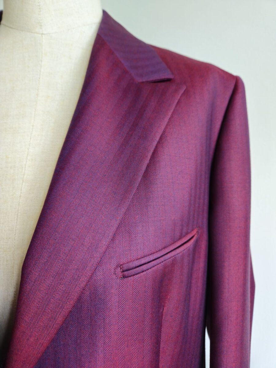 damesvest op maat in Scabal stof met licht bordeaux visgraat motief.