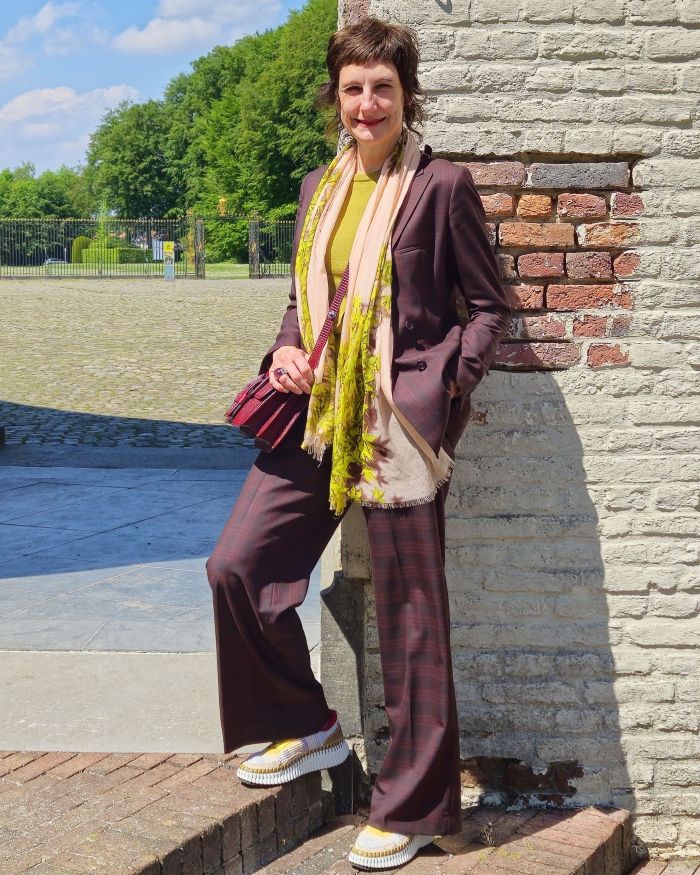 tweedellig bordeaux geruit broekpak op maat gecombineerd met limoengele accessoires, truitje, sjaal en sneakers